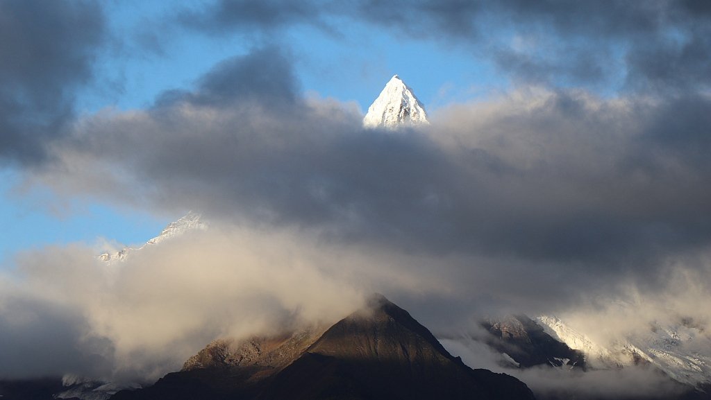 Snow-covered Meili Mountains wearing golden gauze by sunlight bit.ly/2m0qPJ4