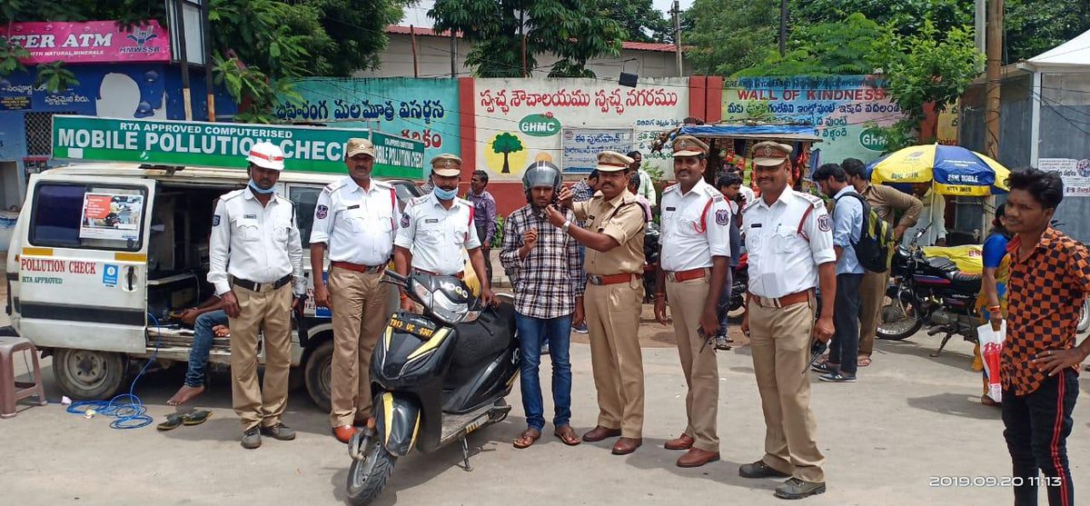 MalkajgiriCop's tweet photo. As per the instructions of #CP RCK, #UppalTrafficDivisionOfficers conducted #TrafficAwarenessProgramme at uppal x road. Commuters voluntarily came forward to purchase helmet &amp; to take slot book Driving license, pollution &amp; insurance certificate  to follow all traffic rules. https://t.co/nlMbDcfzlw