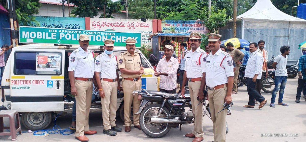 MalkajgiriCop's tweet photo. As per the instructions of #CP RCK, #UppalTrafficDivisionOfficers conducted #TrafficAwarenessProgramme at uppal x road. Commuters voluntarily came forward to purchase helmet &amp; to take slot book Driving license, pollution &amp; insurance certificate  to follow all traffic rules. https://t.co/nlMbDcfzlw