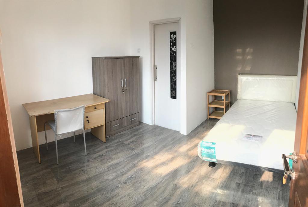 Manteman, kalau ada yang lagi nyari kos-kosan di daerah Kemayoran, boleh ditengok kosan orangtua saya. Sebulan 1,5jt, full furnished, kamar mandi dalam, kamar luas ukuran 3x4m. Lokasi dekat Letjen Soeprapto, dekat ITC Cempaka Mas, Transmart, PRJ Kemayoran, Klp Gading, St. Senen.