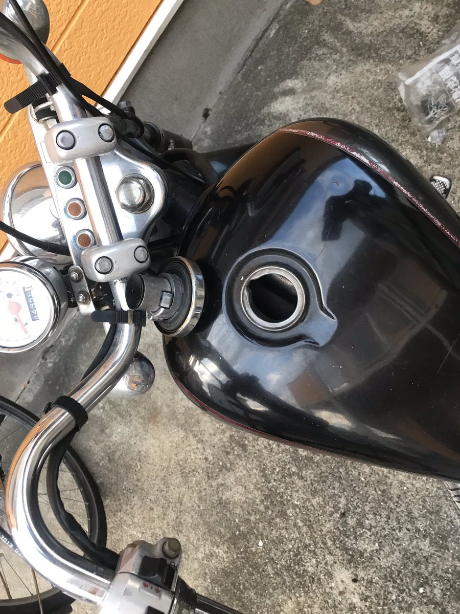 WORKS_BK's tweet photo. さて、東京都江戸川区にて。JAZZのキーを無くしたとの事です。
そもそもメインキーとタンクキーとハンドルロックがバラバラだったのでこれを機にセットで交換いたしましょう。
シリンダー達はモニョモニョっと外していきました。
作業時間60分ほどで完成
#ワークスBK
#ホンダJAZZ
#キーセット交換 https://t.co/NqN71IEd2Y