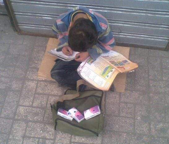 ثم يذهب الي المدرسة ويطلب منه ان يغني #موطني !!
#ارحل
#الشعب_يريد_إسقاط_النظام