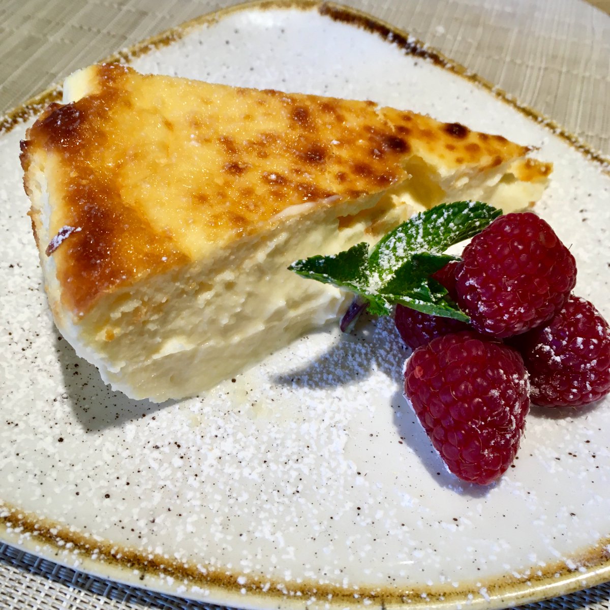 Nos gusta endulzar la semana pensando en el #postre 😋🧡 y pensar en la #TartadeQueso de #EstadoPuro hace que la semana pase más deprisa 🤩 
. 
. 
. 
#EstadoPuro #PacoRoncero #TartadeQueso