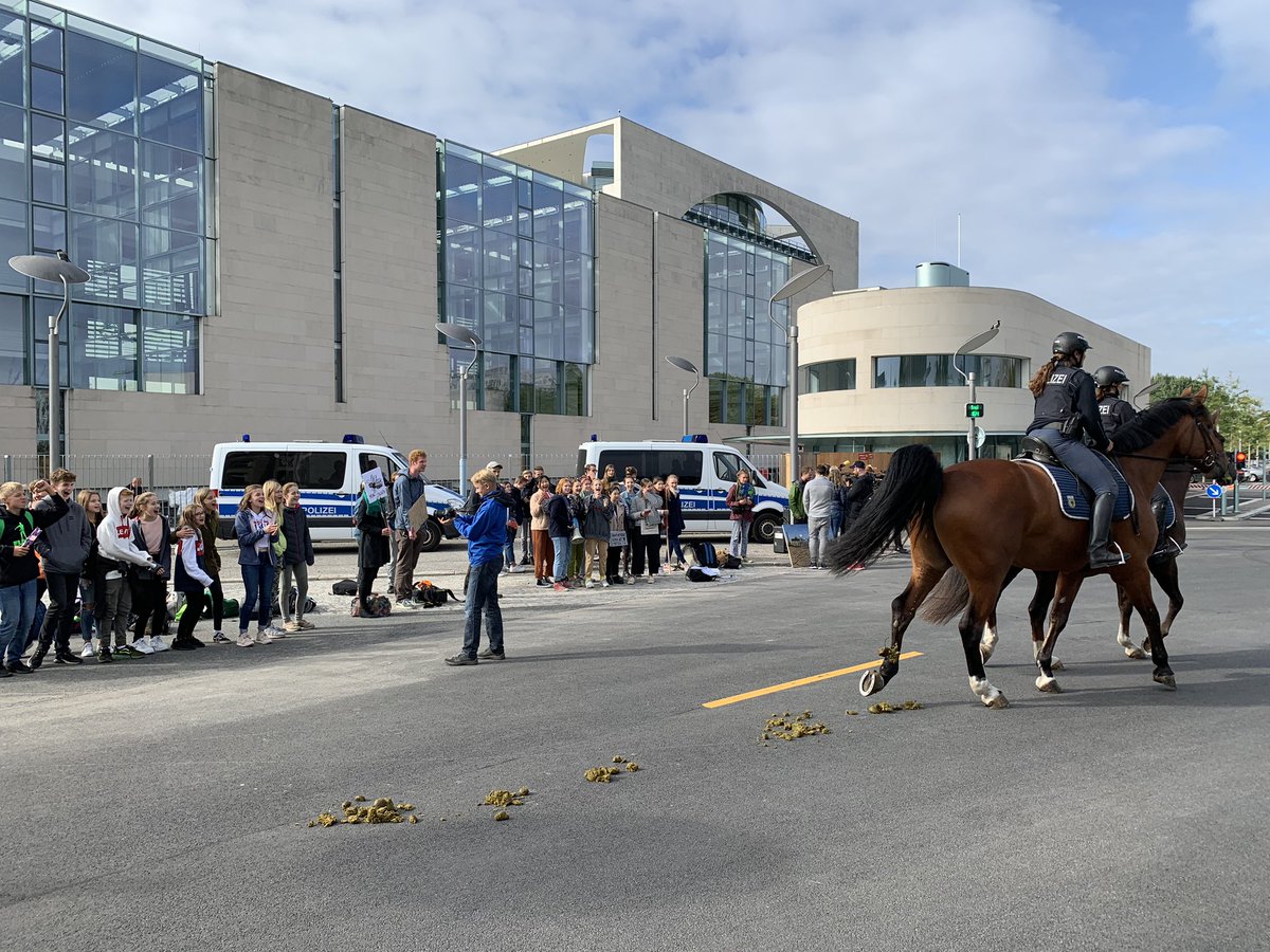 zapata33com's tweet image. Auf dem Weg zum #Klimastreik #FridaysForFurture Die Pferde geben auch einen Kommentar vor dem Kanzleramt ab 😄 Liebe @polizeiberlin ihr habt tolle Pferde 🐴 — Ändern wir gemeinsam die Welt. Menschen und Tieren! Das ist #EconomyForFuture