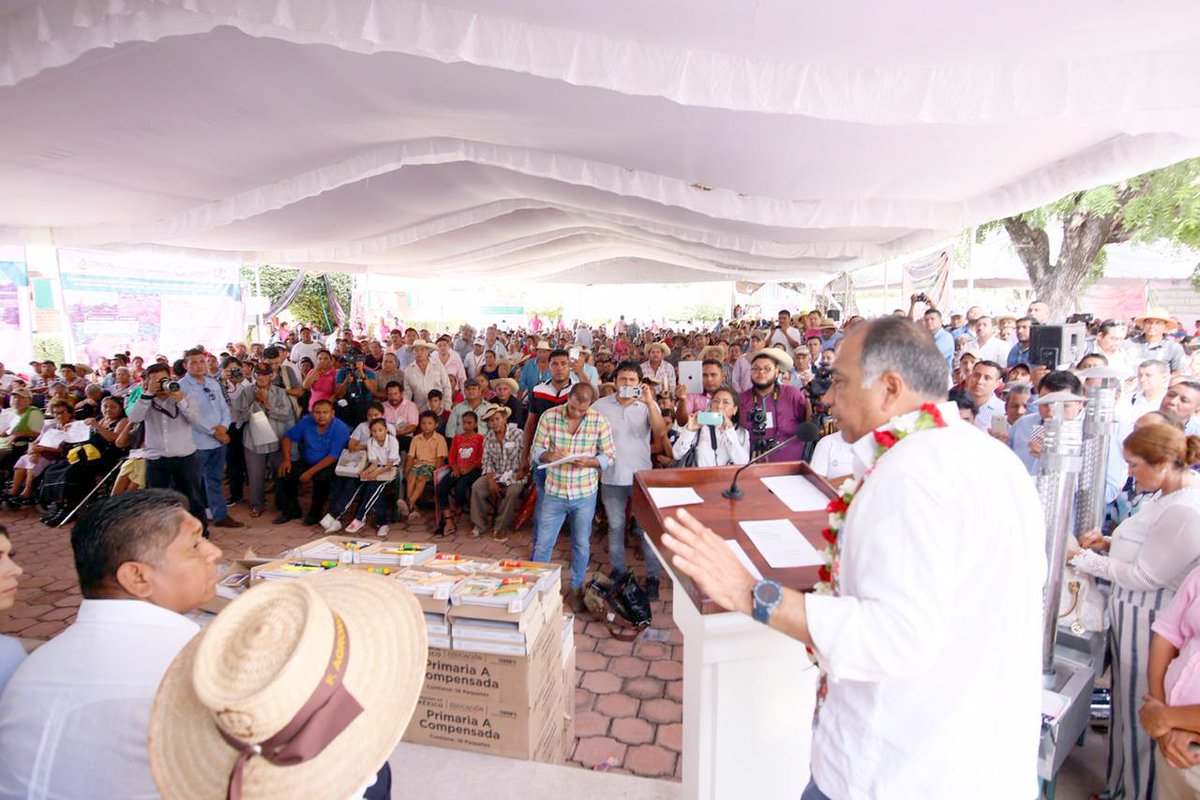 Educación,salud,elmejorarlosserviciospúblicos,la atenciónagruposvulnerables,losapoyossocialese impulsarproyectosproductivos,sehanconvertidoenuna prioridadparalaactualadministraciónestatal,conesta banderaelgobernadorHéctorAstudillo,juntoasuesposa MercedesCalvo,presidentadelDIFGro.