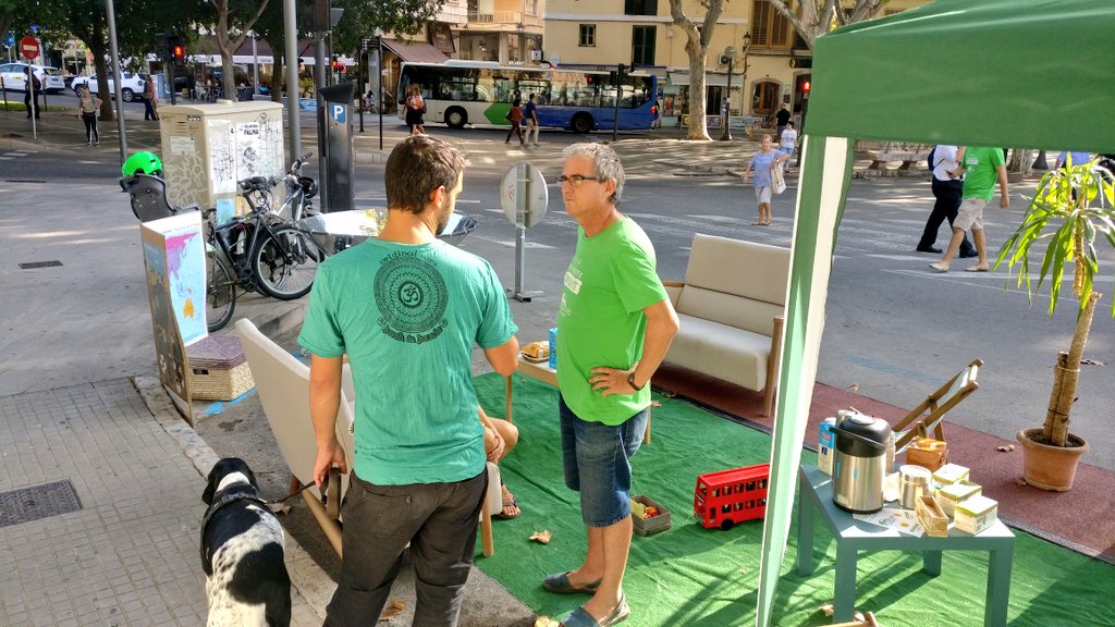 Ecotxe_SM's tweet photo. 🅿️ 🌳 Ja som al #PARKingDay de Palma!
Canviem la prioritat de l'#EspaiPúblic! Més parcs, menys cotxes.
Per cada #CotxeCompartit eliminam 10 cotxes privats del carrer. https://t.co/D4YQfpQb4o