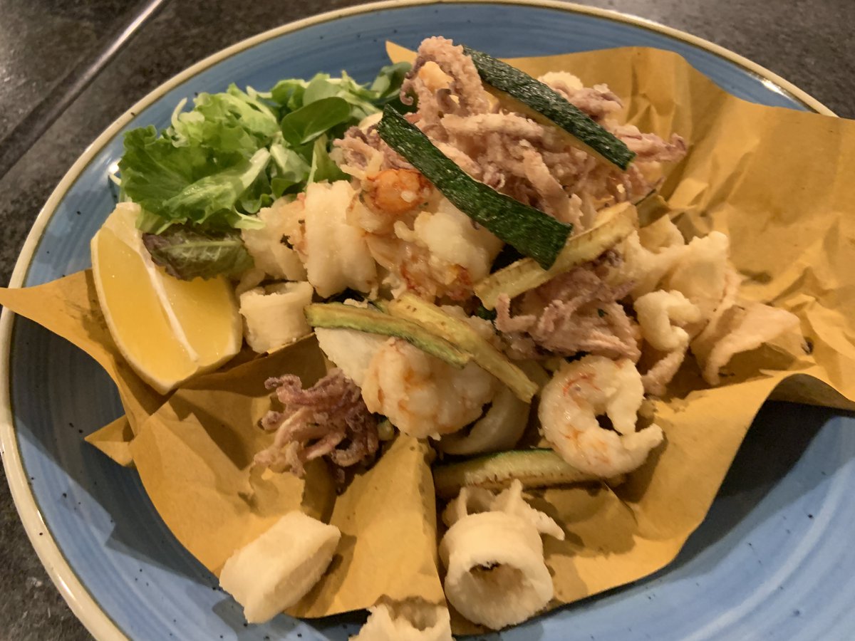 leonedorobg's tweet photo. Gran finale di settimana lavorativa con la nostra frittura di calamari e gamberi 🍤🦐🦑🍋
Ti aspettiamo a gustarla a Telgate.
Trovi i nostri piatti su https://t.co/DHXfsTK3za 
.
.
.
.
#illeonedoro #fritturadicalamari #ristoranteitaliano #Telgate #glutenfree https://t.co/m7mAIG9kQM