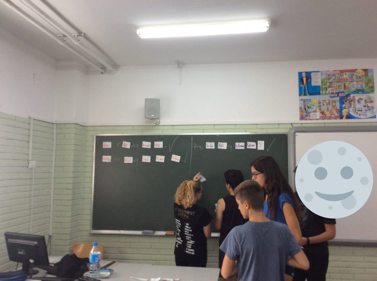 Patricrip's tweet image. L&apos;alumnat de 2n d&apos;ESO motivat en la classe d&apos;anglés amb activitats creades entre i per a company(e)s. #aprenentatgeentreiguals #peerteaching #peertopeerteaching #FLE #loveteaching