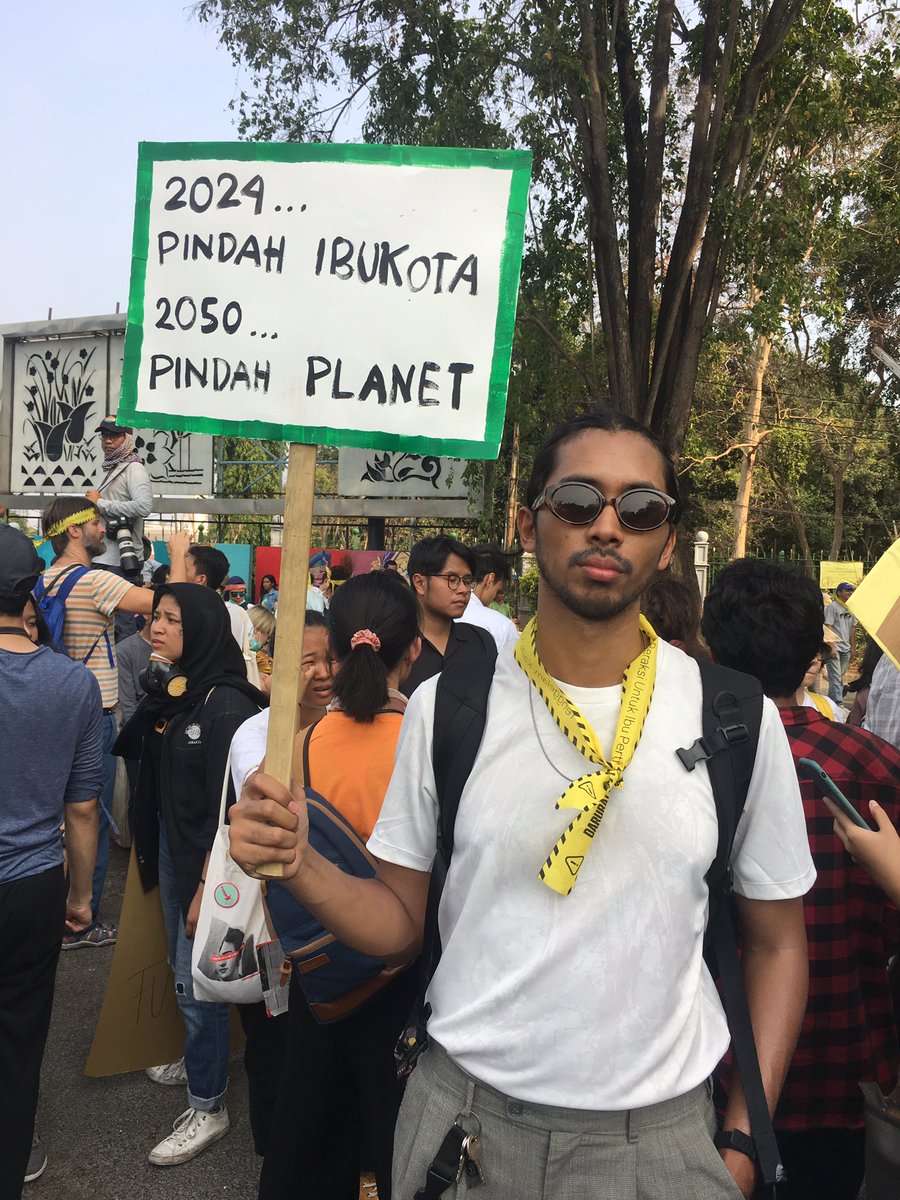 2024... move capital cities. 2050.... move planets??? #ClimateStrike #aparencananya <a href="/jokowi/">Joko Widodo</a> <a href="/SitiNurbayaLHK/">Siti Nurbaya Bakar</a> <a href="/aniesbaswedan/">Anies Rasyid Baswedan</a> #jakarta