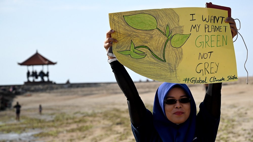 AJEnglish's tweet photo. ‘There is no Planet B’

Hundreds of thousands of protesters across the Asia Pacific have kicked off the start of a worldwide #ClimateStrike  to call on their gov’ts to take urgent steps to tackle the climate crisis https://t.co/Sd8Iq5E0U2 https://t.co/DPuv6UHG93