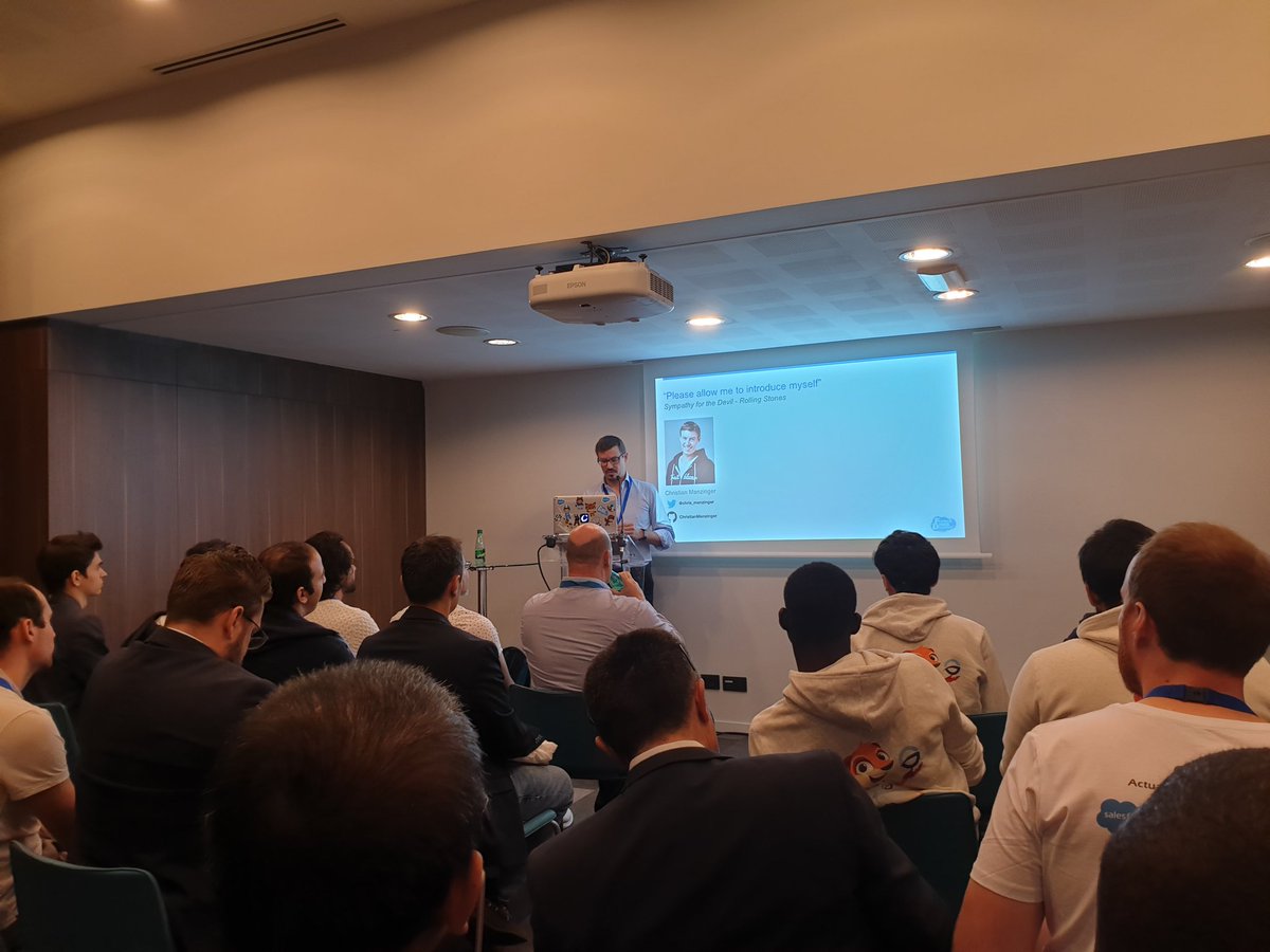 PhilippeOzil's tweet image. Full room for @chris_menzinger&apos;s talk on using the UI API with #LightningWebComponent. #FTD19 #LWC