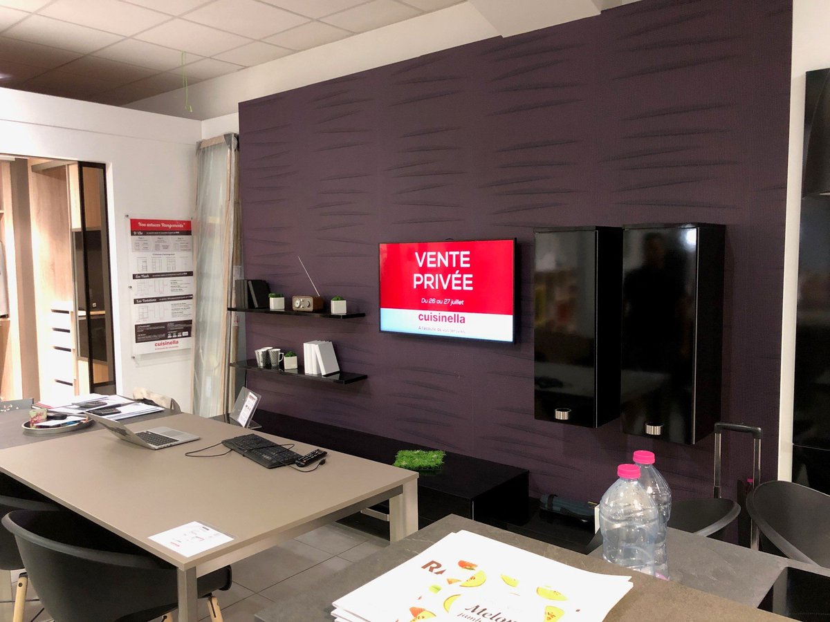 BforPro's tweet image. Nous continuons à déployer la solution @deepidoo dans les magasins @cuisinella : aujourd'hui, c'est celui de Blois ! 👍
#DigitalMarketing #signage