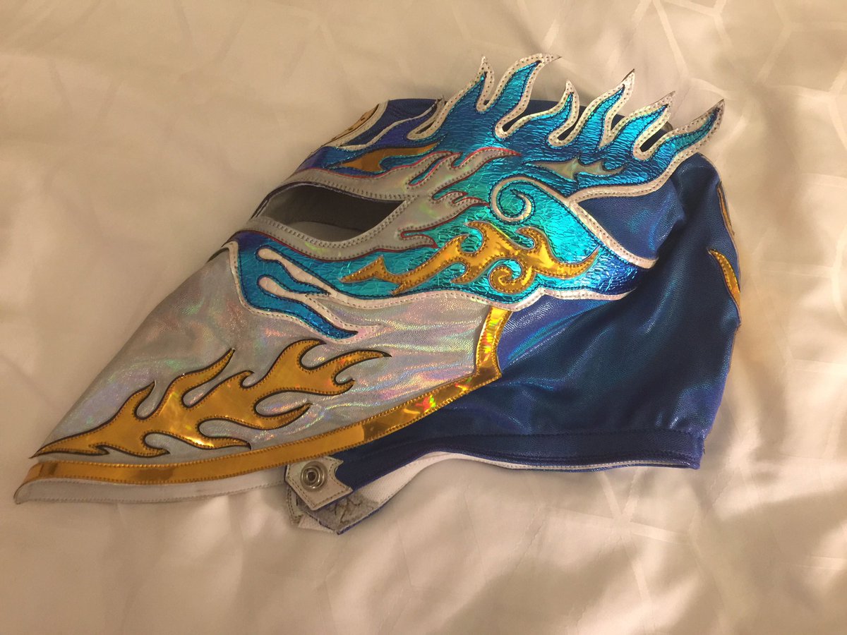 TKD_117's tweet photo. Better pics of @flamita_dtu’s #BOLA2019 Night 1 mask — i.e., the mask worn during the most insane four-man spot I have ever seen. My heart and brain have not yet recovered.

Got both members of Mexablood to sign it. https://t.co/Eg0XuyVYxz