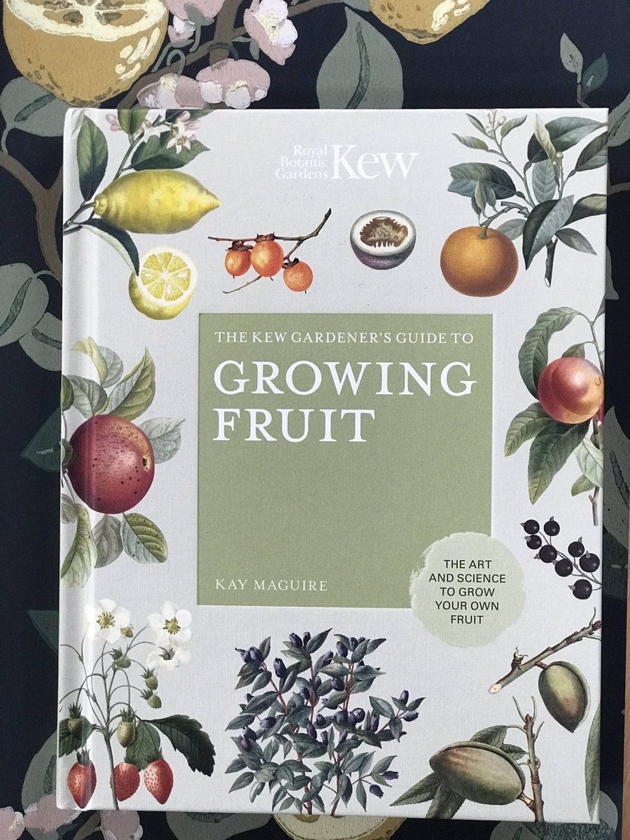 TEGmagazine's tweet photo. It’s #FreebieFriday! &amp; since our current issue celebrates English autumnal fruit, we’re matching the theme in a #giveaway. 

Simply FOLLOW, RT and comment👇 with the book you’d like! 

Left: comprehensive fruit growing advice. Right: orchard focussed &amp; more narrative, + recipes! https://t.co/aQdFtFHjVx