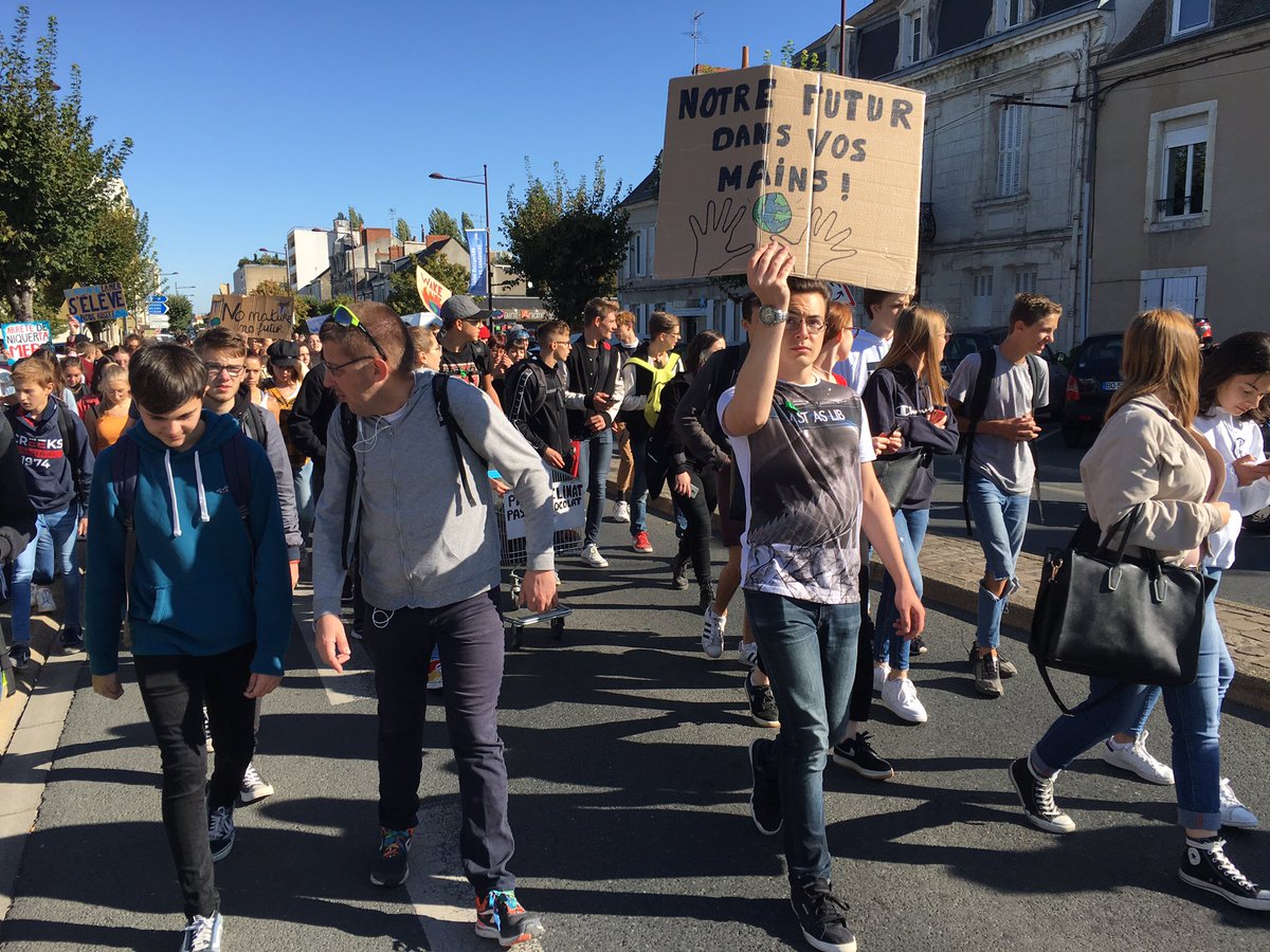 nrchateauroux's tweet photo. Les 300 manifestants arrivent devant Jean-Giraudoux. « Non, non, non, à la pollution », s’égosillent les lycéens https://t.co/1D952F479P