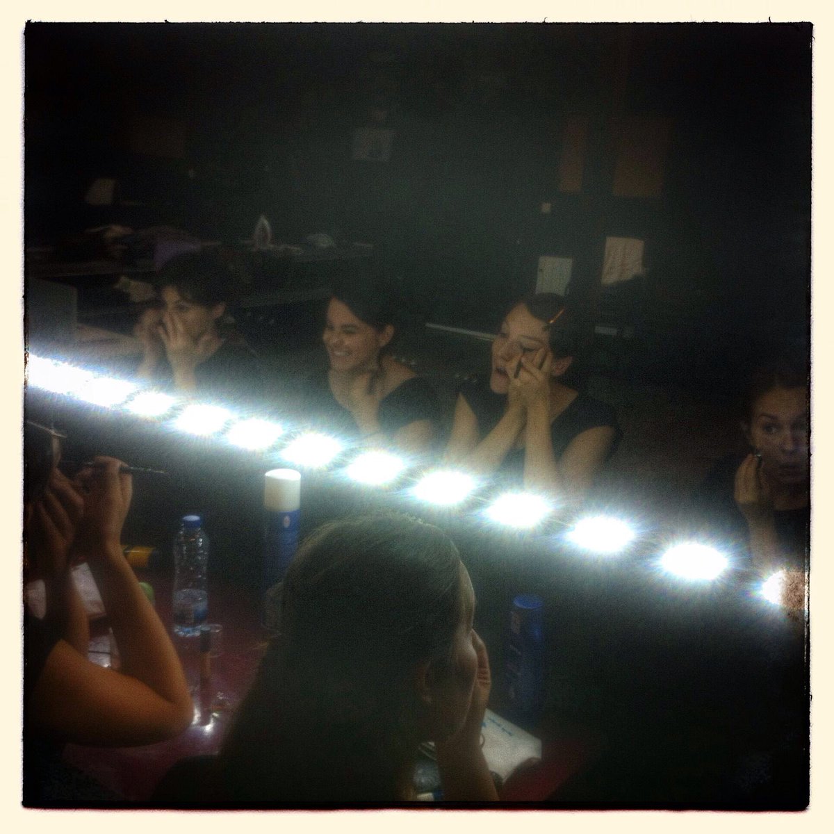 _laespera's tweet photo. Esta foto muestra lo que no se ve.

Porque antes de salir a escena hay todo un trabajo invisible. Hay horas y horas en las que intentamos sacar adelante algo en lo que creemos, que no es el teatro, es la cultura.

📷 Miguel Cubero https://t.co/YggjZJWfu8
