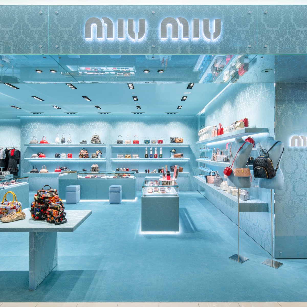 Twitter 上的 Miu Miu Japan 本日 ミュウミュウ ショップが大丸心斎橋店本館2階に新たにオープン 同店限定品として登場するクロコダイルプリントのバッグや小物を手に入れられるチャンスをお見逃しなく T Co S16xamugam Miumiu T Co Pgaiuseyvn