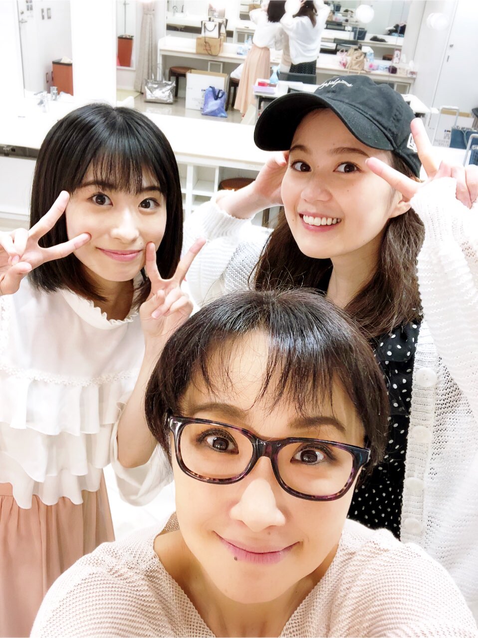 濱田めぐみ レミゼラブル千穐楽の楽屋にて 唯月ふうかちゃん 生田絵梨花 ちゃんと ラストは皆さんでワイワイ同じ楽屋で楽しかった 家族みたいに仲良しになりました またご一緒したいな ありがとう T Co Iu841eo9wz Twitter