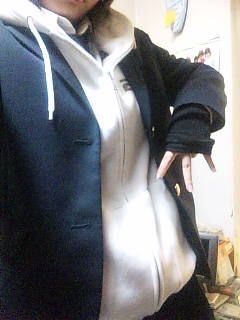 桜木羽蘭 ちなみに私はブレザーの下にパーカー 着つつ ニーハイに低めパンプスで 安全ピンじゃらじゃらついた黒いショルダーで前髪斜め 紫メッシュ みたいな女だったから