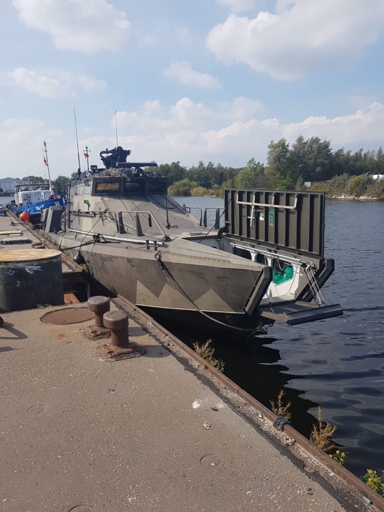 Grnfink2's tweet photo. The door is open already!
Dear @Nylandsbrigad of the @Navyfi: Could we see this #tetrischallenge done with a #JEHU-Class #CombatBoat please!? That would be rather interesting to see all the gear and personnel! 👍 https://t.co/gUzrbv4qmA