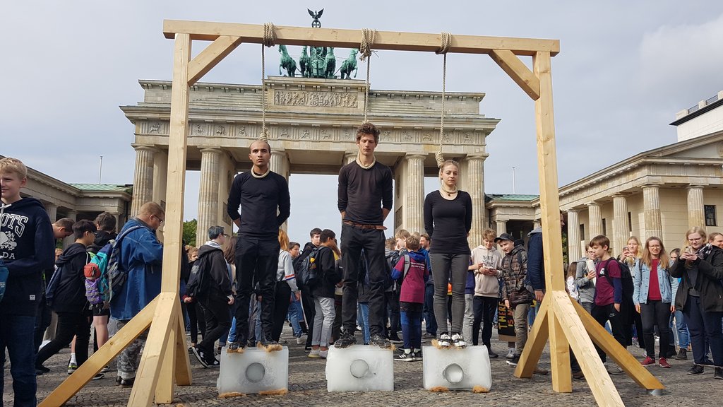 Optisch drastischer Protest am Brandenburger Tor: Klimaaktivisten stehen mi...