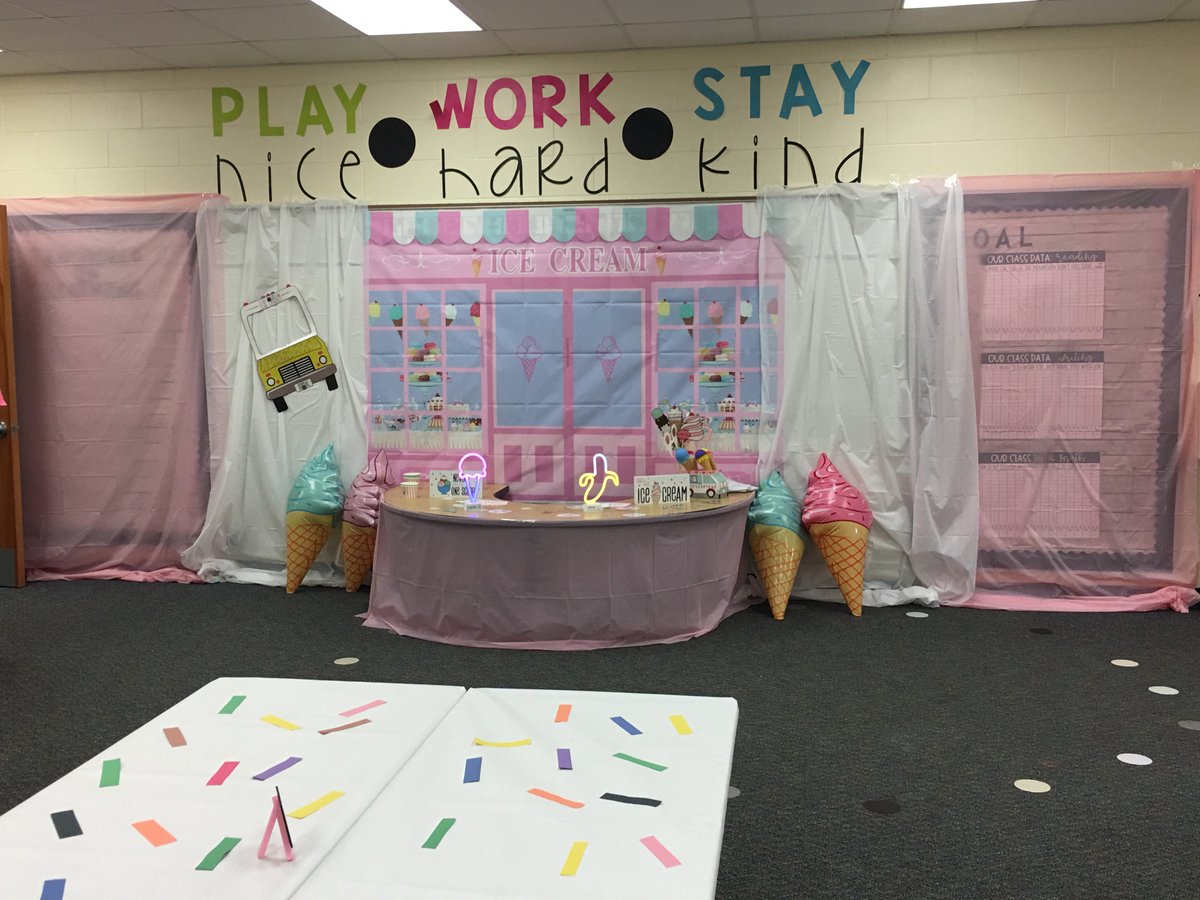 UmatillaElem's tweet photo. Teachers around campus created out of the box Room Transformations to "Rock our School" yesterday! Mrs. Girdich's kindergarten class enjoyed learning in their transformed classroom! #rockyourschool #rockyourschool2019 #GetYourTeachOn @UmatillaElem @lakeschools https://t.co/pt6iu9Y2N6