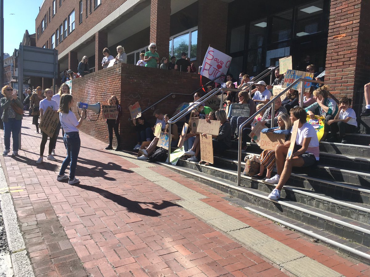 Mikeyg169's tweet photo. Fantastic to support and meet some of the inspirational young people at today’s Thanet Youth Climata Strike. #ClimateEmergency #ClimateStrike #schoolstrike4climate #thanet https://t.co/KRuyjdWaSL