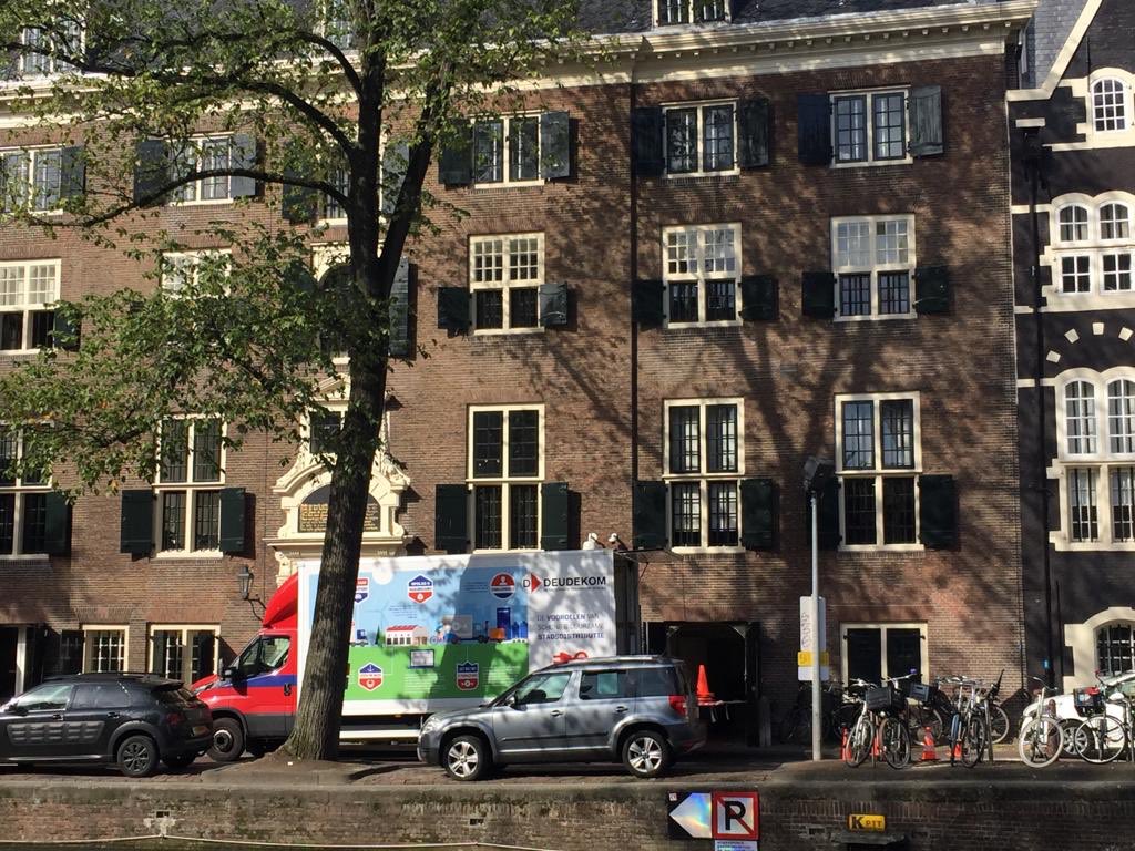 Vandaag bezig met 2 auto’s + 1 fiets bezig op de Oudezijds Voorburgwal. Elektrisch en onder de 7,5ton. Gewoon ....... omdat het kan.