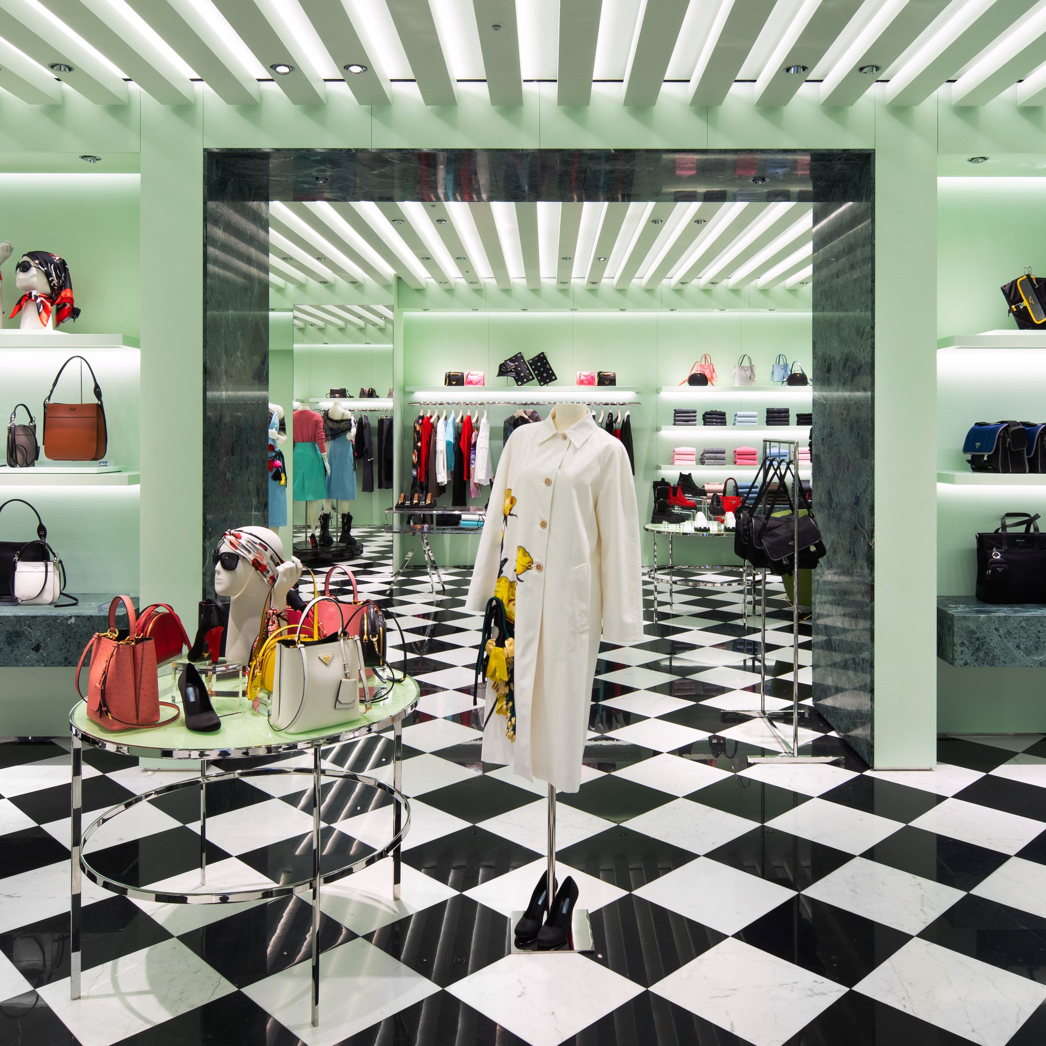 Prada Japan Auf Twitter 本日 大丸心斎橋店本館2階にリロケーションしオープンしたショップには バッグ ウェア シューズをはじめ 幅広いコレクションがそろいます 新しく生まれ変わった プラダ 大丸心斎橋店にぜひご来店ください 大丸心斎橋店 T Co