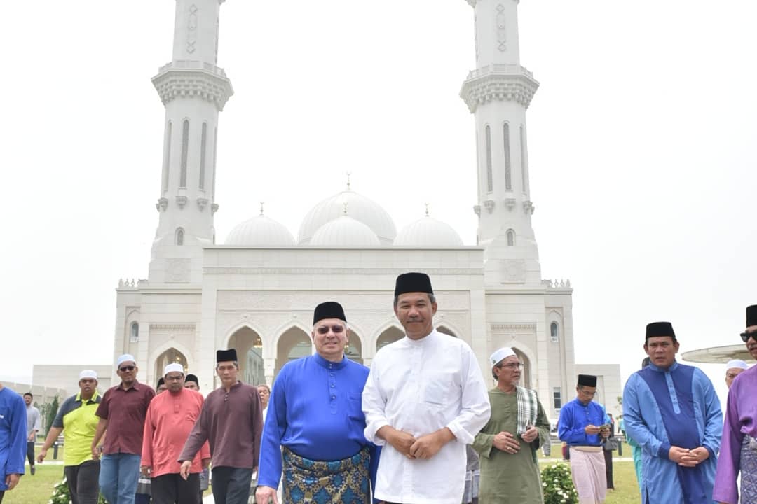tokmatn9's tweet photo. Satu lagi mercu tanda di Bandar Baru Seri Sendayan.

Masjid yang baru siap, di wakafkan oleh YBhg Tan Sri Rashid Hussein, telah di isytihar kan sbg masjid dan mendirikan solat jumaat yang pertama hari ini.. Alhamdulillah 

https://t.co/qVedUCEI8D https://t.co/BeAHEGgX36