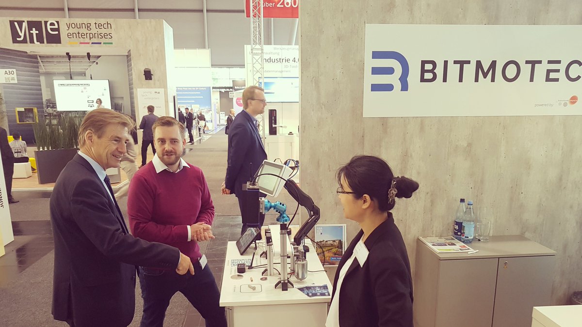 Visit of Dr. Volker Schmidt, CEO of @NiedersachsenME, at our joint booth with @hannoverimpuls at the @EMO_HANNOVER.

#EMO2019 #emo19 #iot #sensors #ai #hannoverimpuls