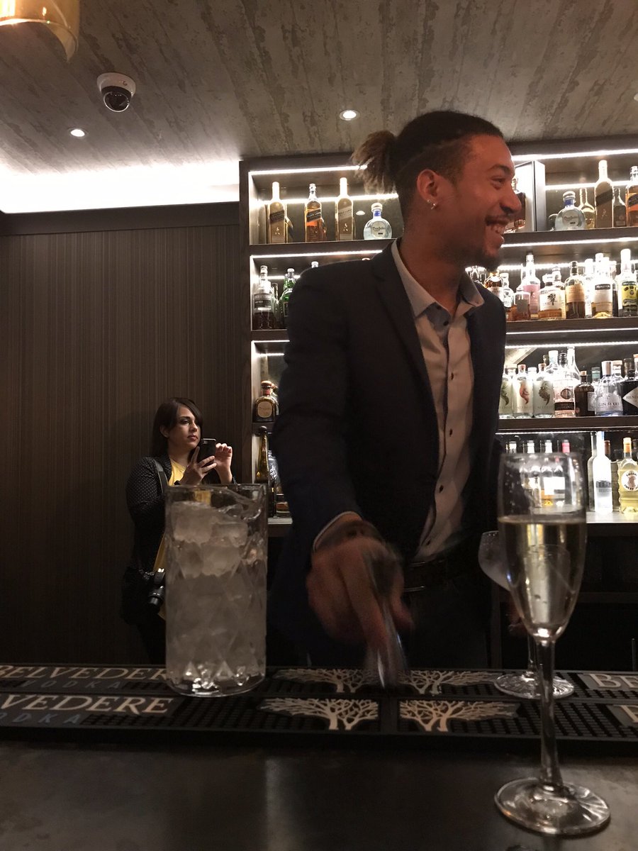 Vicinitee's tweet photo. When @mrestaurants_ hosts a masterclass in Martinis! Great to spend time here this week #martini #masterclass https://t.co/LIEISufbX0