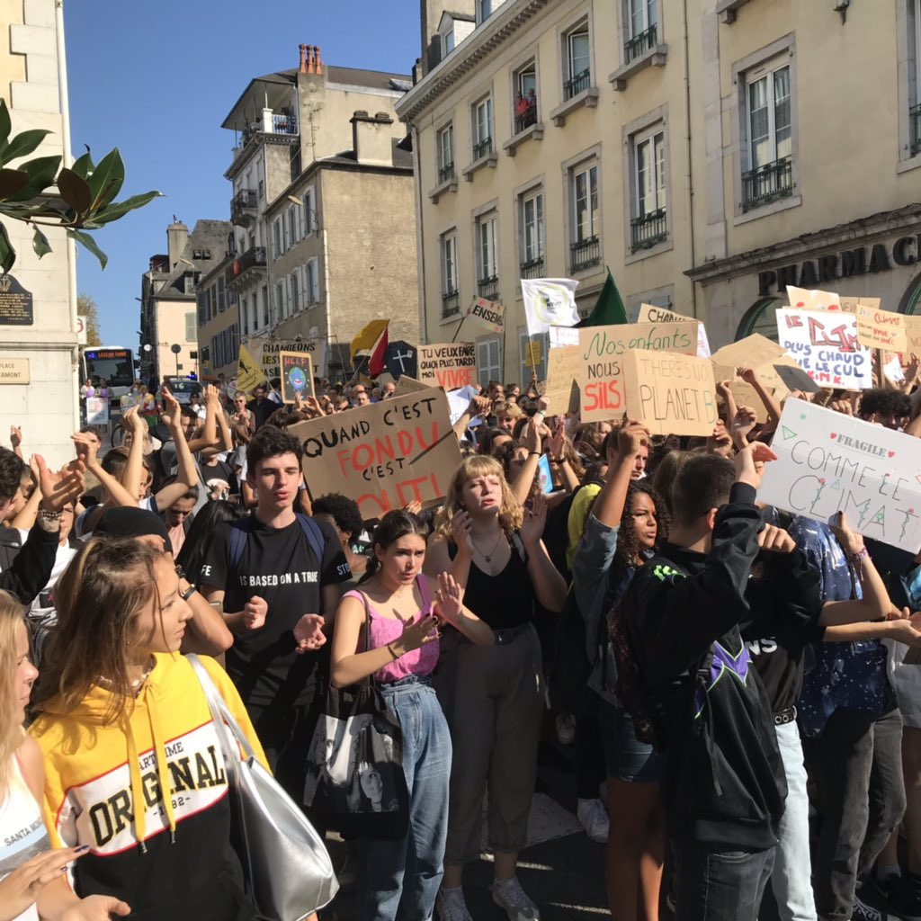 Les jeunesses sont dans la rue ce matin à #Pau!  La grève pour le climat prend de l’ampleur! 🌿💪🏼#grevepourleclimat #youthforclimate