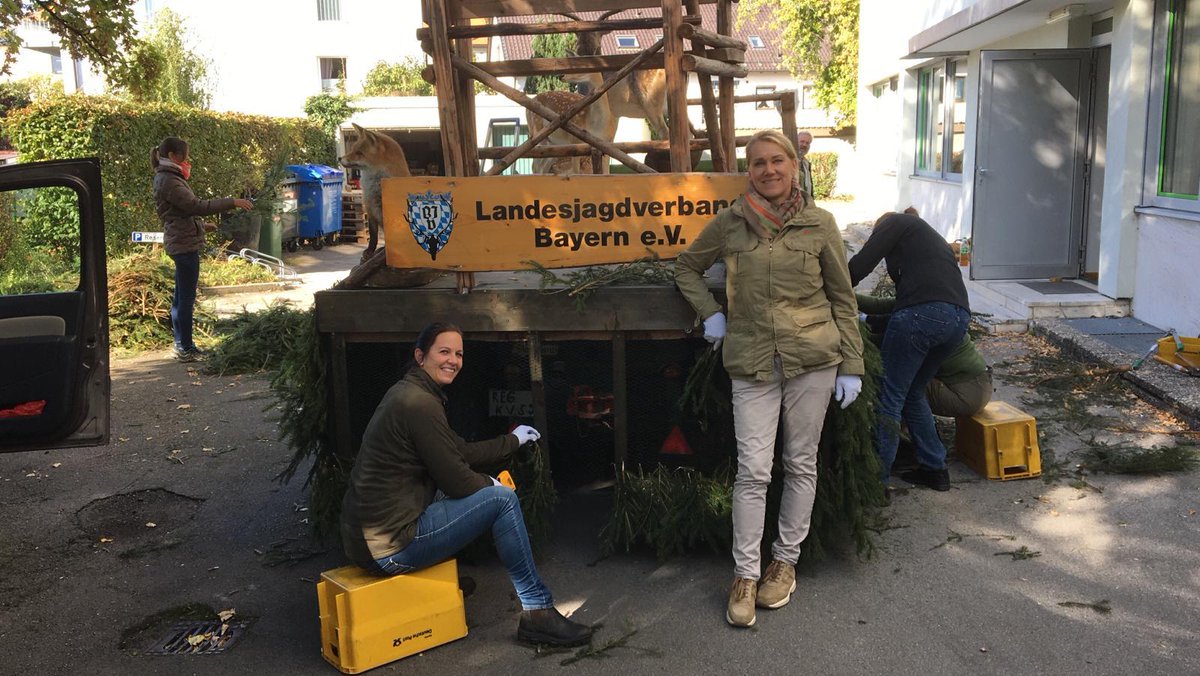 jagdverbandBJV's tweet image. Trachten- und Schützenzug 2019 mit den Bayerischen Jägern am 22.9.2019 ab 10 Uhr in München - die Vorbereitungen in der BJV-Geschaeftsstelle laufen.