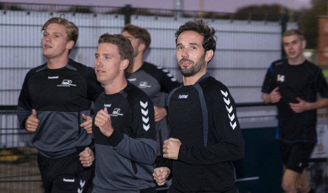 BarneveldseKrnt's tweet photo. Niels Vlugt: 'Er staat een beter collectief bij SDV Barneveld' BARNEVELD De voorbereiding is achter de rug, de eerste beslommeringen in het bekertoernooi ook, de voetbalcompetitie kan beginnen. Voor SDV Barneveld staat morgen de krachtmeting... https://t.co/HfjlrQC5Uf https://t.co/KF022ftI4a