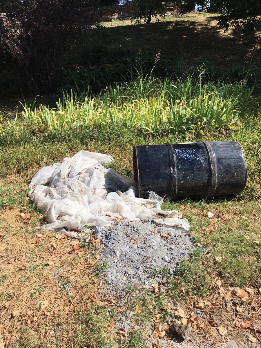 SacuvajmoKalis's tweet photo. Tuturutuu🥁Pažnja, pažnja, bliži se kraj roka datog za rekonstrukciju pešačkih staza na Kalemegdanu. Izveštavamo vas sa lica mesta kako napreduju završni radovi. Radnike nismo zatekli na terenu, verovatno jer gledaju mali fudbal na Trgu, ali smo zato naišli na plod vrednog rada: https://t.co/mZSGY6m7JF