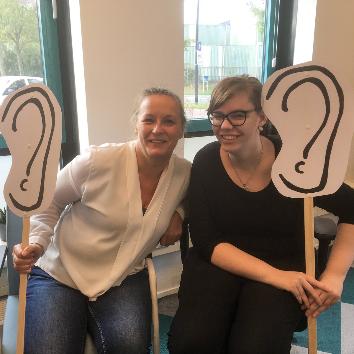 Gisteren was het de Dag van het Luisteren👂 Daarom legden ervaringsdeskundigen Diane en Judith hun oor te luister. Cliënten, verwanten en collega's konden hun verhaal bij hen kwijt. Klein of groot. Naar wie heb jij gisteren geluisterd? #dagvanhetluisteren #sheerenloo