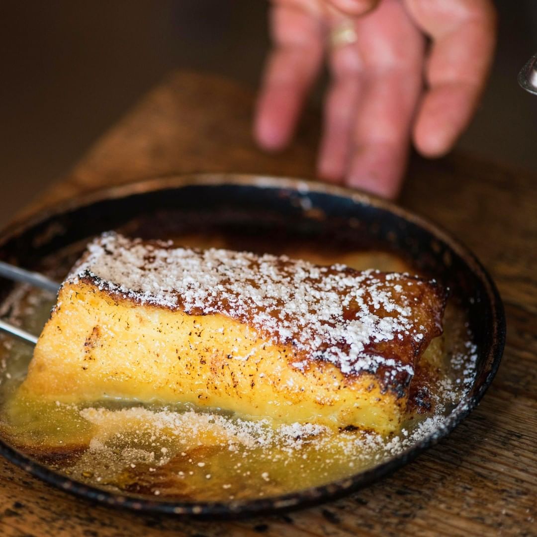 No Friday is complete without something sweet. ✨ Try our caramelized brioche pudding this evening. Book your table now - bit.ly/BravasBooking