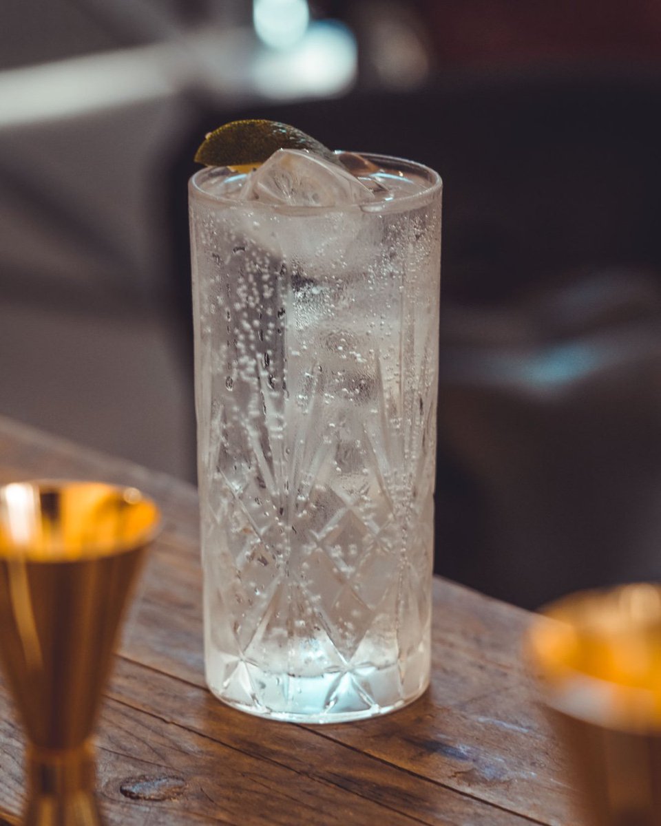 #cocktailfriday with a Coco Vodka Soda. The combination is silky, refreshing and downright magical on a hot day.
For this you’ll need:
2 oz Palma Vodka
2 oz Coconut Water
2 oz Soda Water
Fill a highball glass with ice, add the vodka and coconut water, and top with soda water.