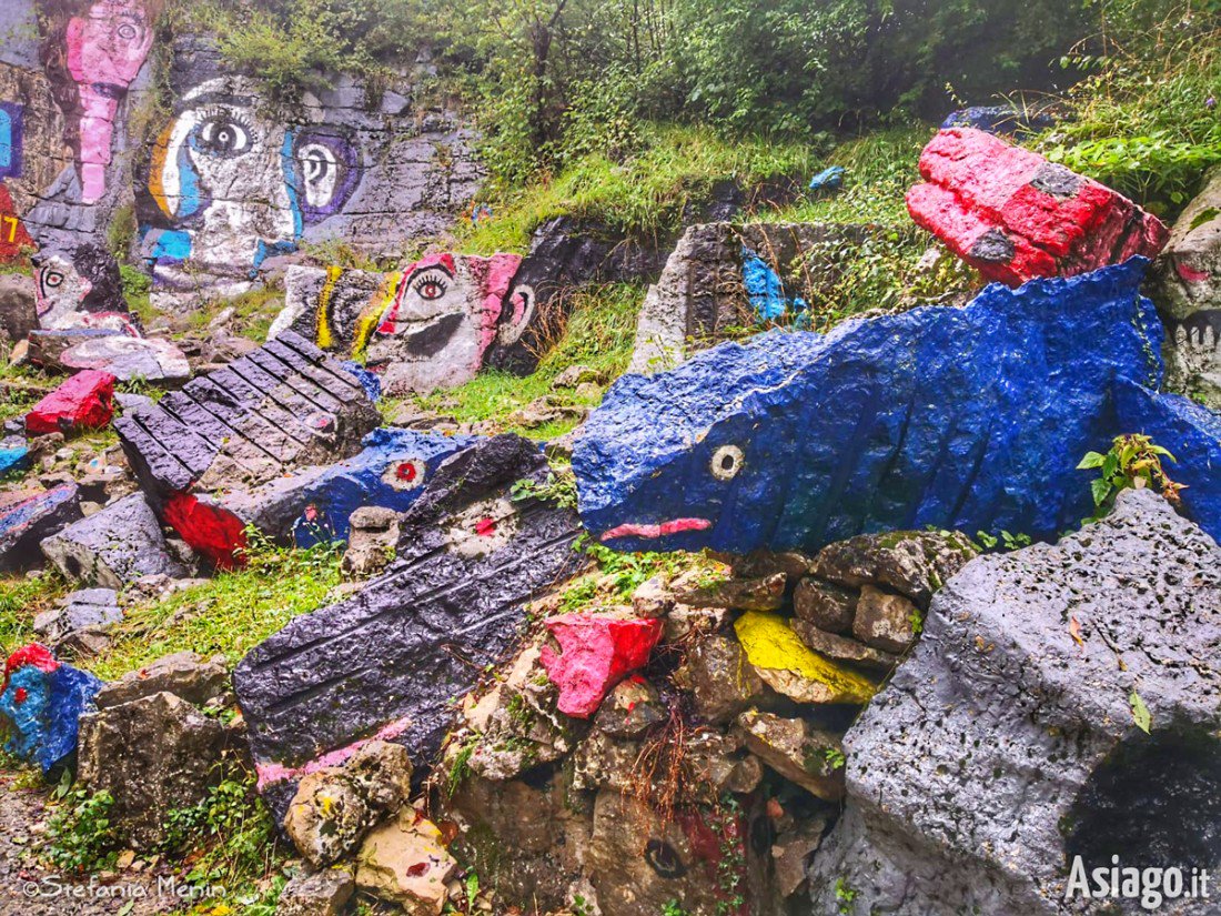 AsiagoIt's tweet photo. Le #cave di #Rubbio sono uno dei luoghi più particolari dell'Altopiano di #Asiago.
Sono opera dell'artista Toni Zarpellon, che diede ad ognuna di esse un tema diverso: la cava dipinta, la cava "abitata" e la cava laboratorio.
Foto 8/9/2019 di Stefania Menin. https://t.co/NIl76mynM7