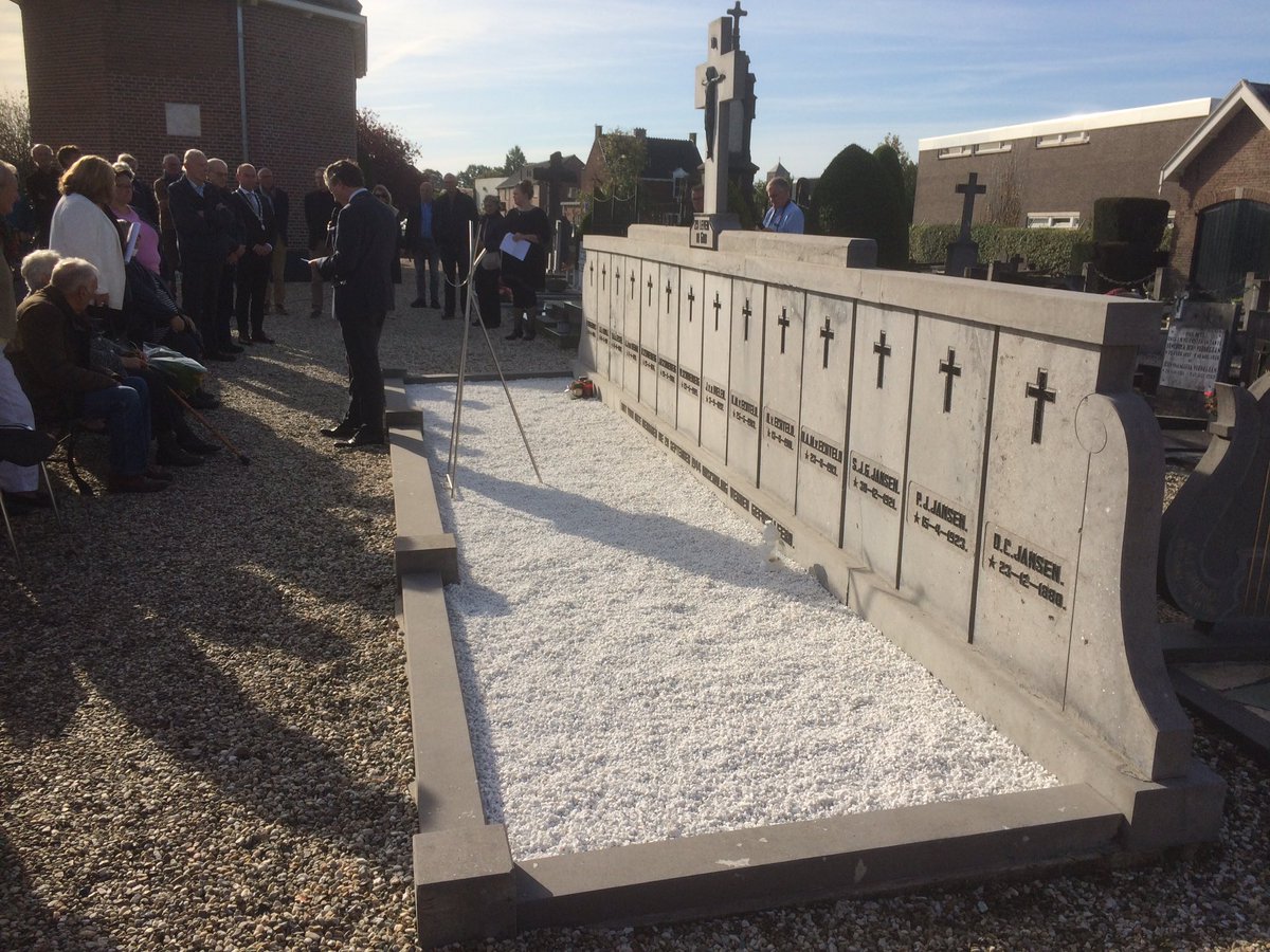 HansBeenakker's tweet photo. Vanochtend samen met collega Vincent van Neerbos @gemeenteWMW de 14 oorlogsslachtoffers uit Wamel herdacht. Indrukwekkende bijeenkomst met familie e.a. op RK begraafplaats in Tiel. Initiatief van Gradus v. Wel. Precies 75 jaar na de fussilade in Tiel door de Duitse bezetter. https://t.co/hWsjCjt8eq