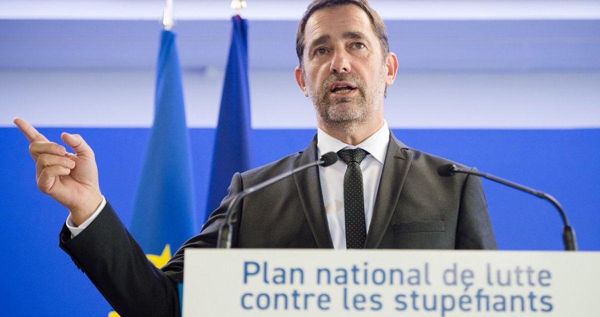 JORF_Parodie's tweet photo. 🔴DIRECT: @CCastaner à propos du #PlanAntiStups
"Signaler les points de vente confirmera aux forces de l'ordre ce qu'elles savent déjà (…), cela évitera aussi toute confrontation fortuite qui bien souvent embrase ces cités, provoque des émeutes et sème le chaos." https://t.co/YU5Rbl7JxN
