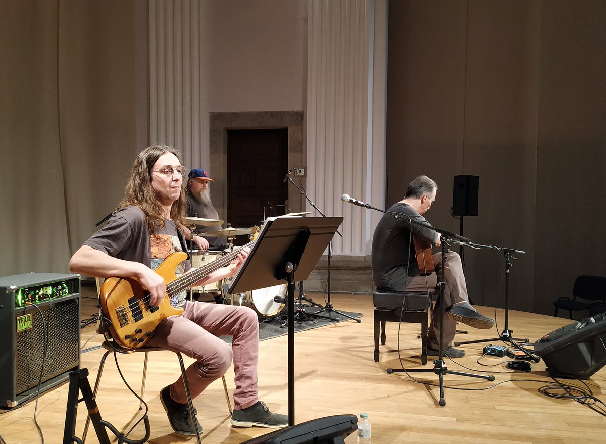 JuglansMusic's tweet photo. 🎧🎤 Fa uns dies vàrem gravar el concert en directe de la formació Eclèctic Trio a la Casa de Cultura de Girona. Marc Armengol (guitarra), @Rubenberengena (bateria) i Toni Lopera (baix) #CasaCultura #ElectricTrio #MarcArmengol #guitarra https://t.co/jup1DbXeDe