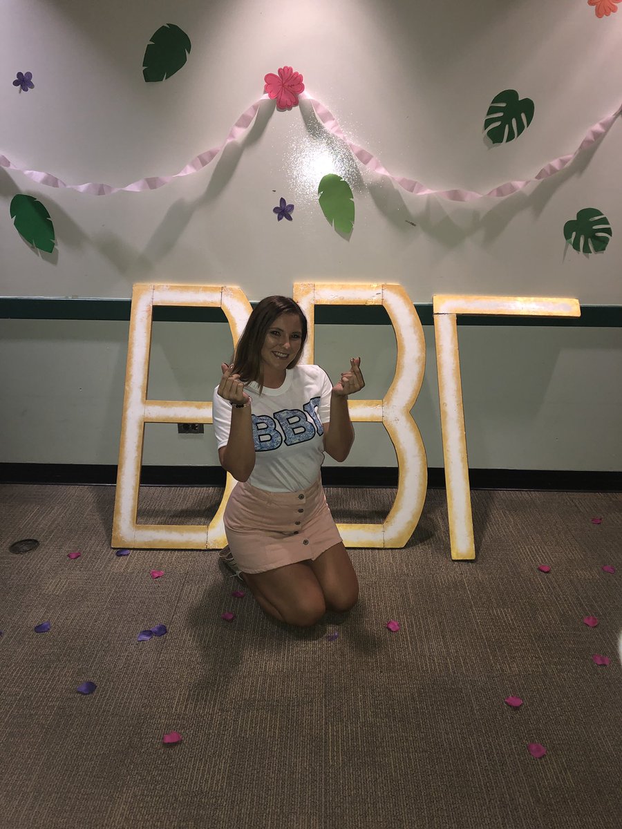 ohhelloaugust's tweet photo. Bid day and big little reveal. Nothing could be better💕 https://t.co/Y5t8Tkq5Ec