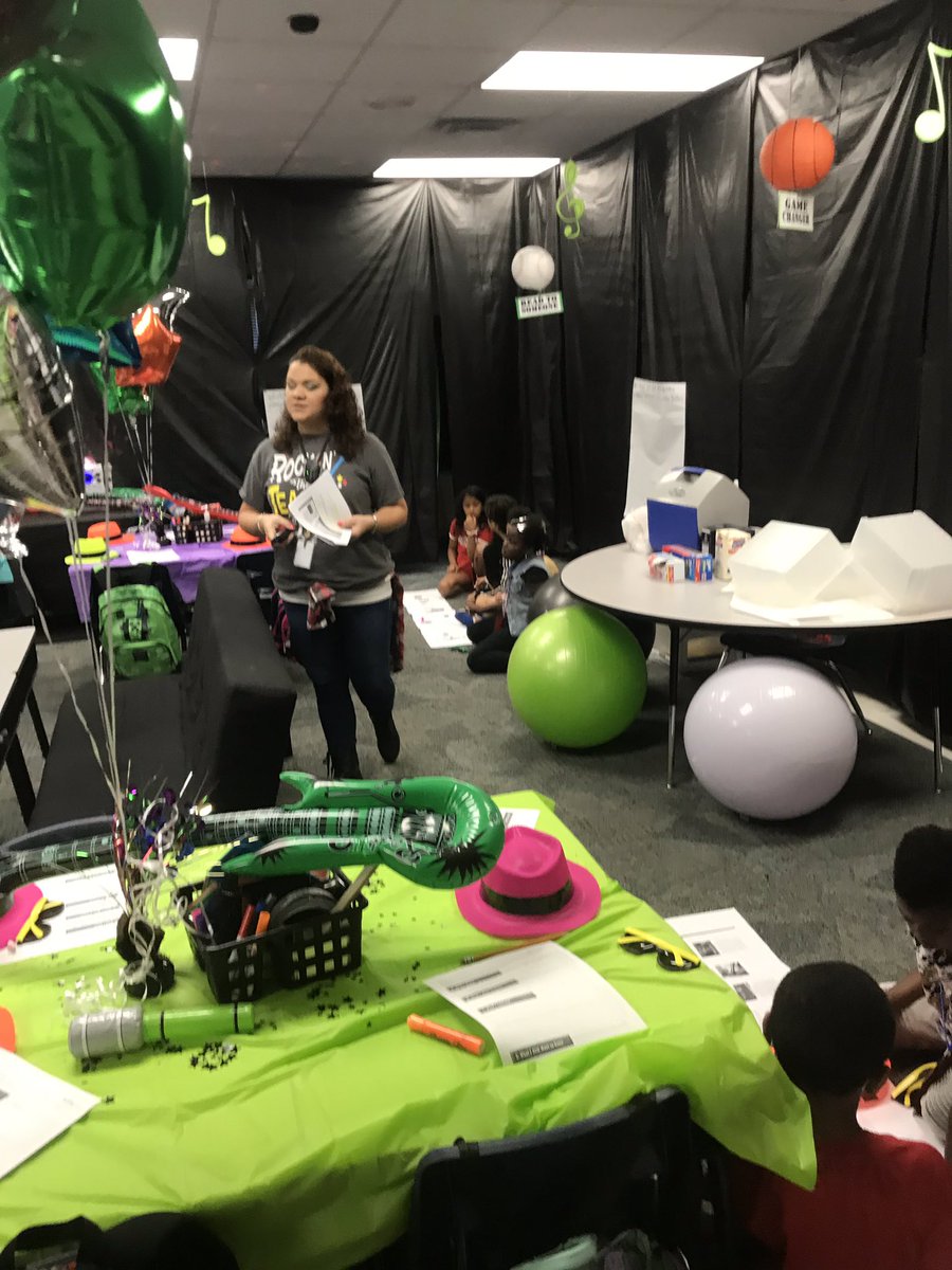 MrO_Metrowest's tweet photo. In Orca country we not only rock the school, we also rock close reading! @Metrowest_Ocps @West_OCPS @DrFritzler_OCPS @OCPSnews https://t.co/gXGhVwY9Gw