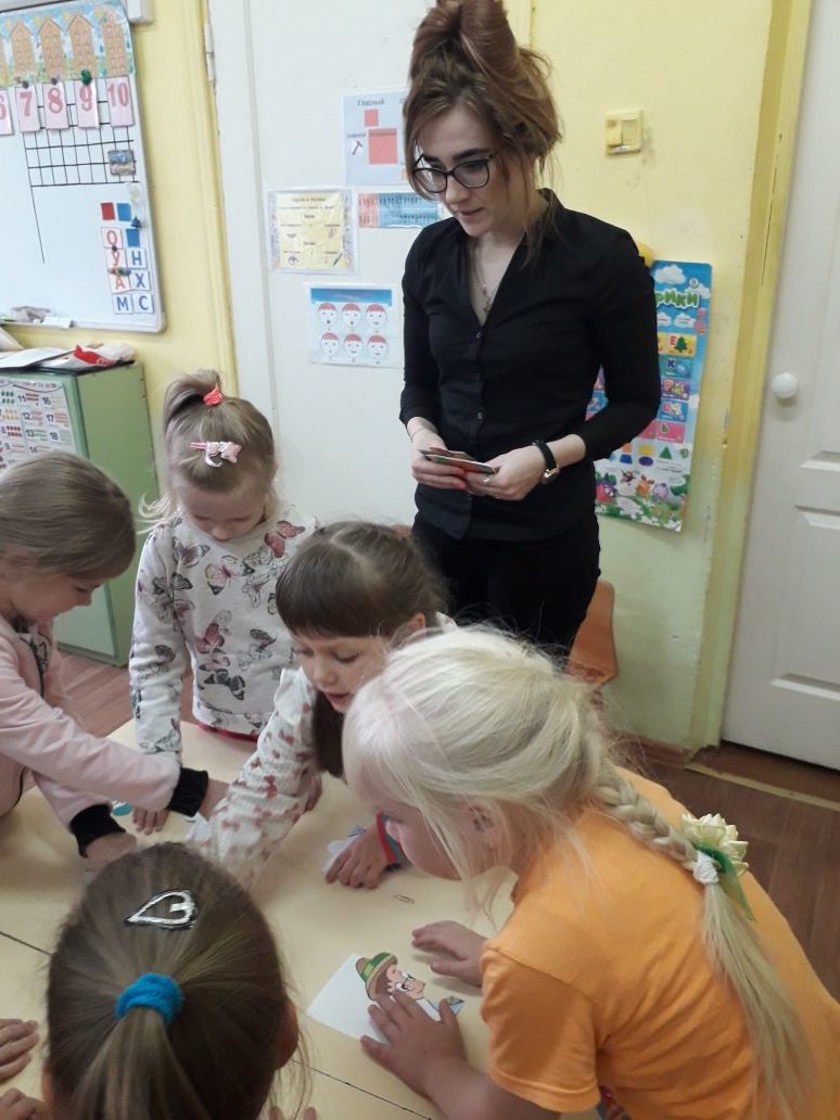 Воспитанники детского сада приняли активное участие в занимательно-познавательных играх: «Угадай профессию», «Покажи профессию», «Что лишнее?»