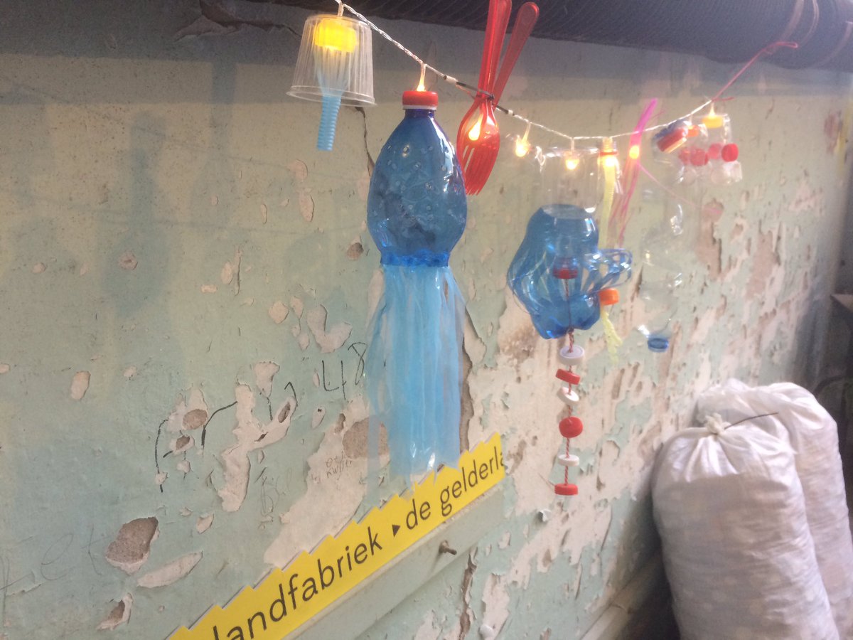 joostreus's tweet photo. Kinderen van diverse scholen in @Culemborg maken weer prachtige kunstwerken van #zwerfafval die vanaf begin oktober te zien zijn bij de Tunnelweg #KeepitCleanDay #colablikje #sigarettenpeuk https://t.co/6zKfO5D6Lk