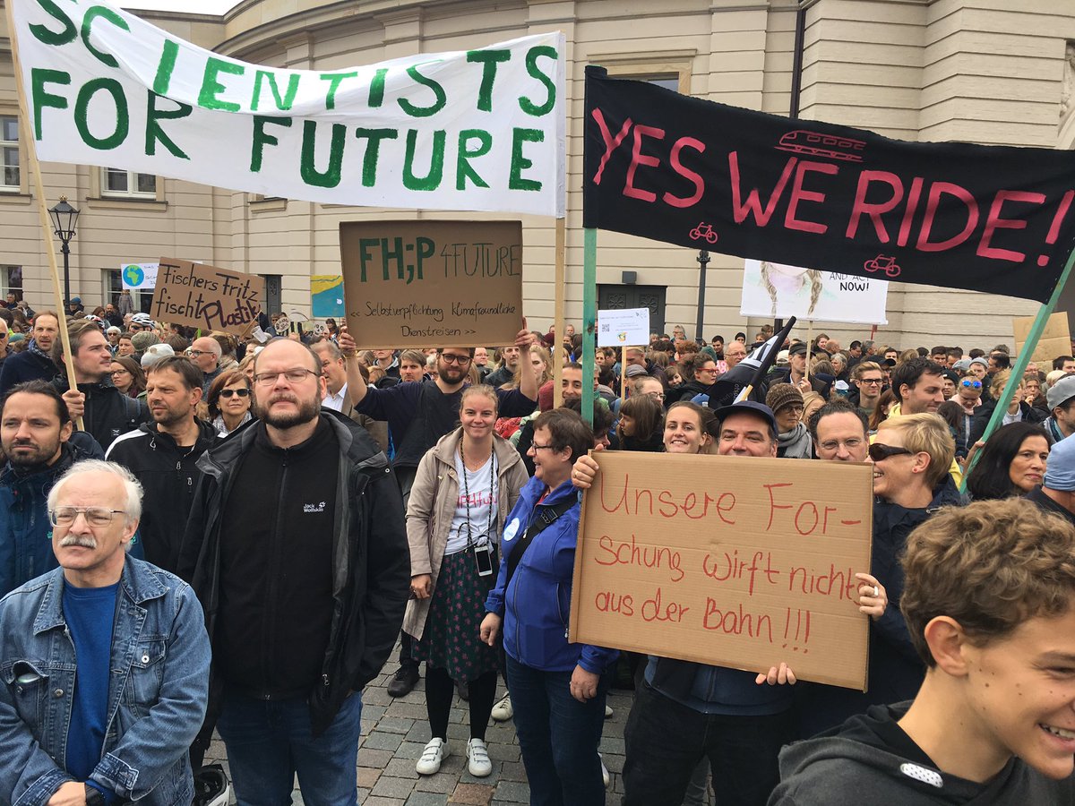 Urbane_Zukunft's tweet photo. Klasse Klima auf der Demo! Die @FHPotsdam ist gut vertreten.  

Hoffentlich erreicht die Aufbruchstimmung von hier auch das Klimakabinett in Berlin!

#fhp4future #AlleFürsKlima #FridaysForFurture #ClimateStrike #Scientists4Future https://t.co/kGsJXCtZnQ
