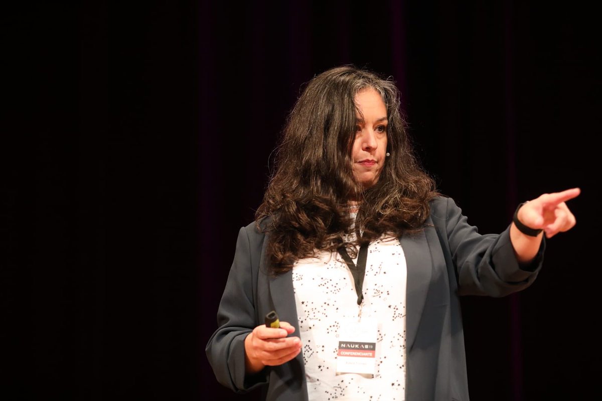 Zientzia's tweet photo. Lo de /Drosophila melanogaster/ no es una metamorfosis, es una invasión #Naukas19 #BZP19 https://t.co/0BQHwCMlpt