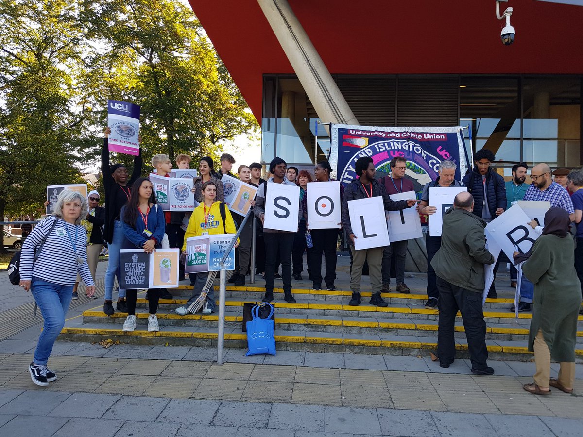 Cct_Candi's tweet photo. Ckimate strike. #YouthStrike4Climate #UCUclimatesolidarity @UCU @UniteResist https://t.co/3tkWTA5Fhu